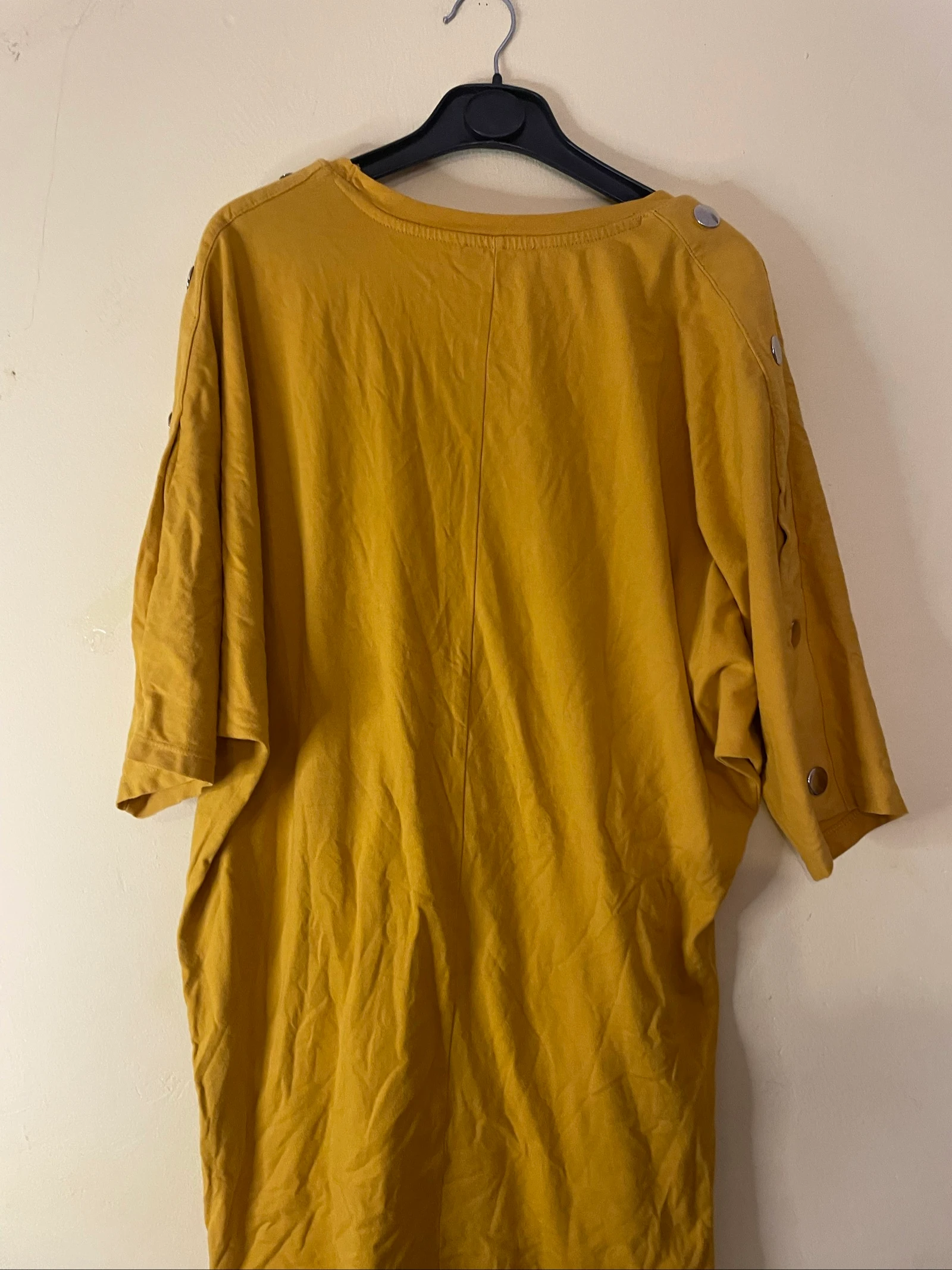 Mosterdgeel oversized blouse met zak en zilveren knopen op de mouw – photo 4
